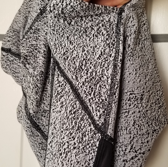 Lululemon pants with black panel - Picture 13 of 15